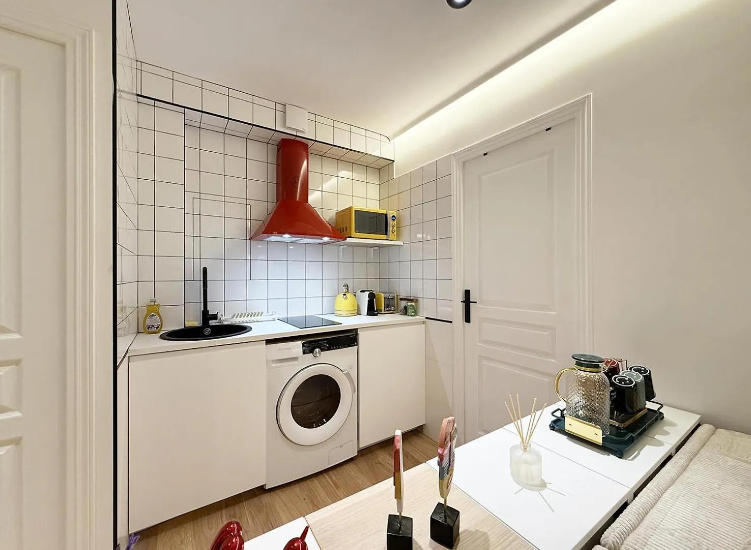 Pop Art & Vibrant Parisian Flat Apartment
