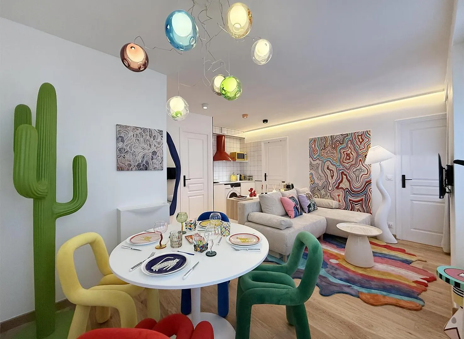 Pop Art & Vibrant Parisian Flat Apartment France