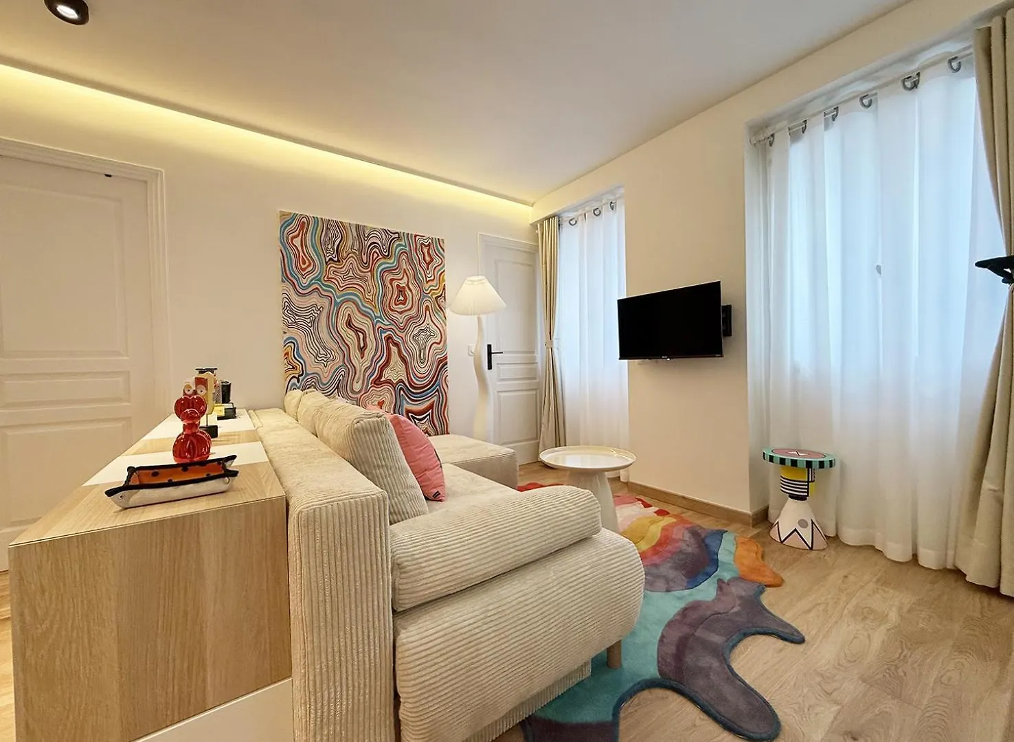 Pop Art & Vibrant Parisian Flat Apartment