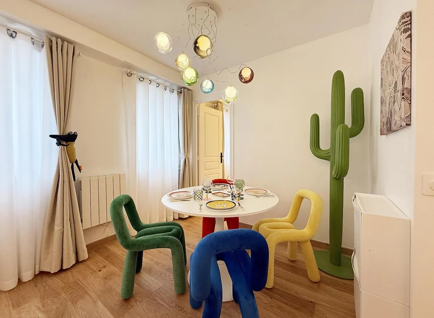 Pop Art & Vibrant Parisian Flat Apartment
