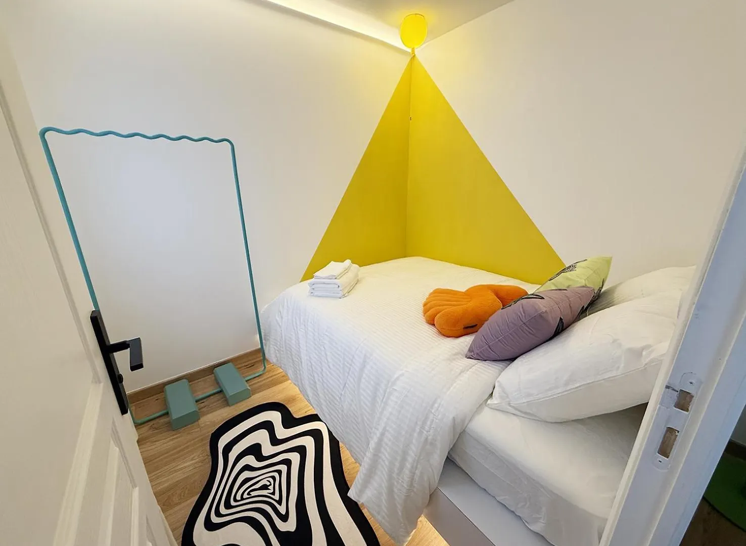 Pop Art & Vibrant Parisian Flat Apartment